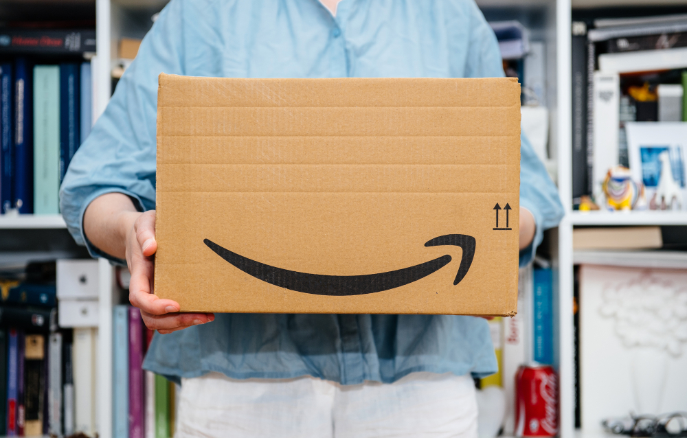 Paris,,France,-,Jul,4,,2018:,Woman,Receiving,Amazon,Prime